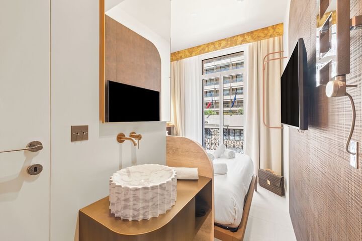 Room 18 of 102