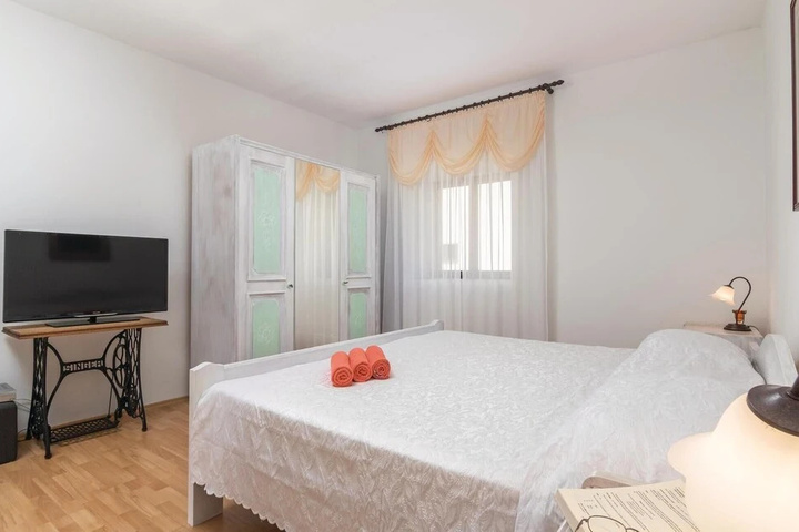 Room 4 of 18