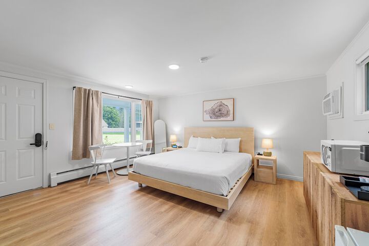 Deluxe King Bed (36 of 42)
