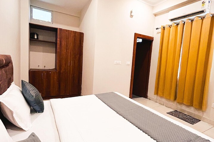 Room 2 of 8