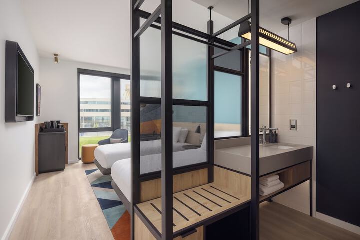 Room 11 of 80