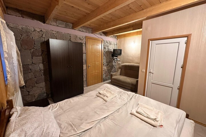 Room 6 of 32