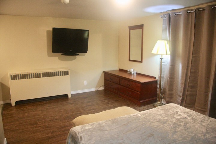 1 Queen Bed (9 of 17)
