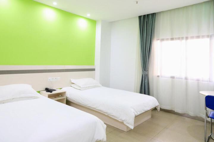 Yishi Liangpin Hotel (Shanghai Ruijin Hospital Jiading New Town Subway Station)
