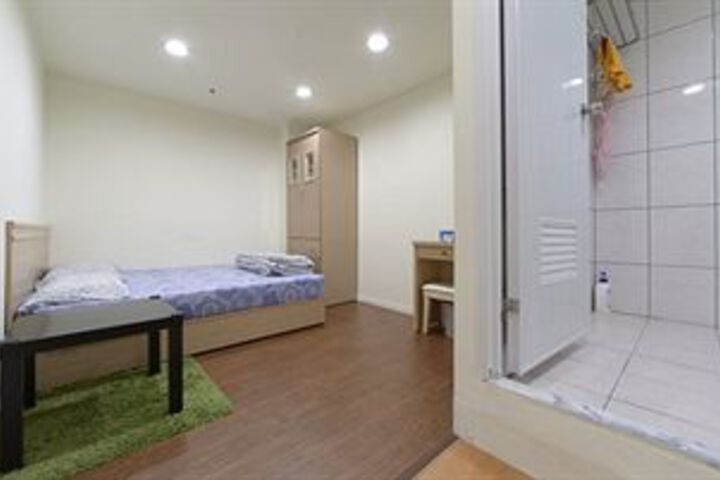 Room 10 of 21