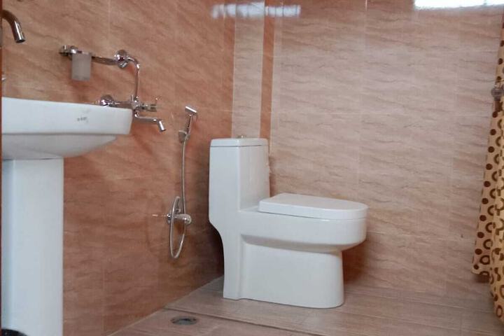 Room 5 of 16