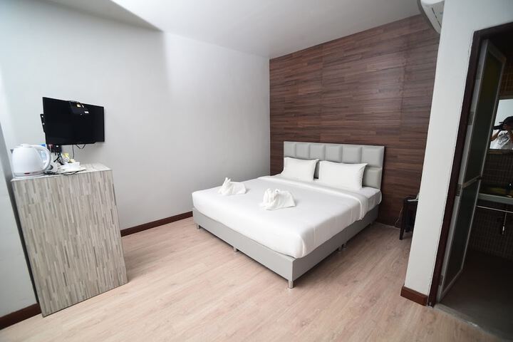 Room 6 of 43