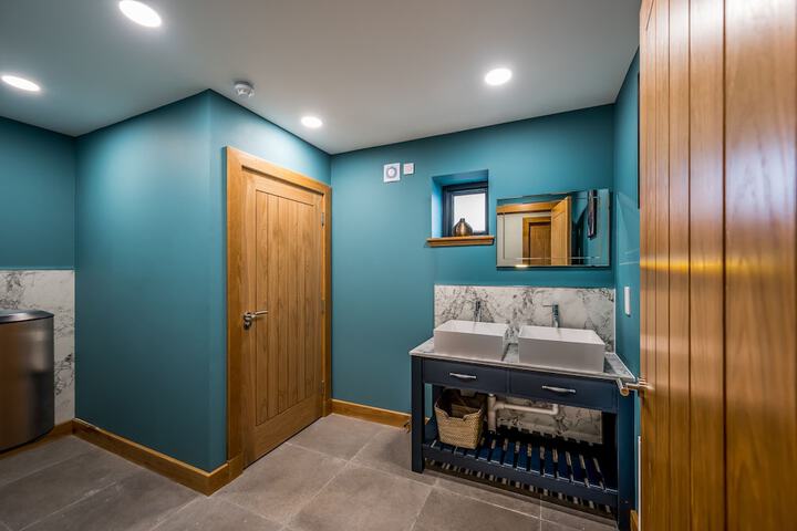 Room 6 of 12