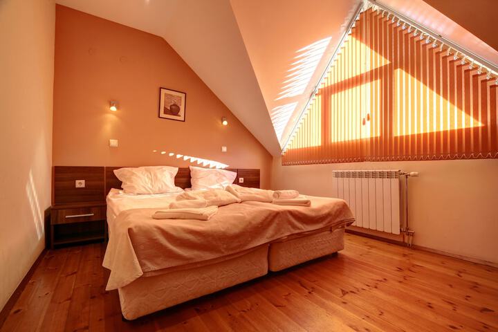 Room 27 of 38
