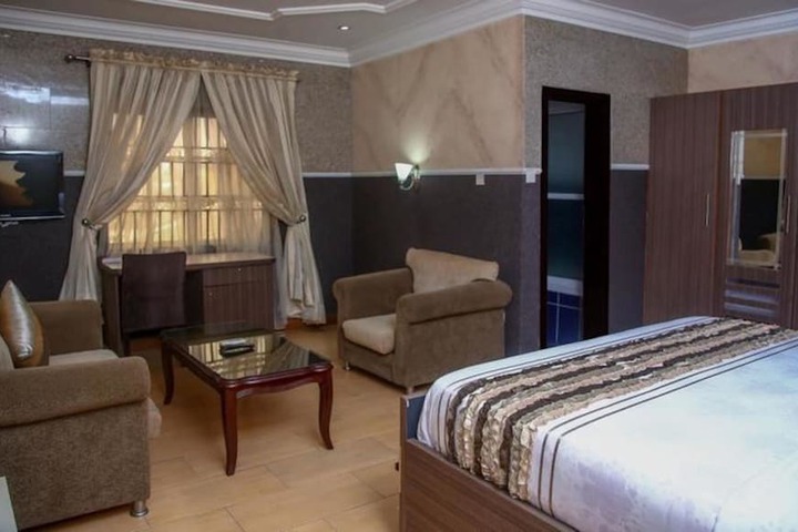 Room 12 of 25