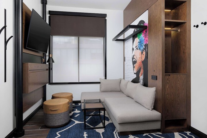 Compact Queen Room (9 of 23)