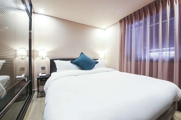 Room 9 of 36