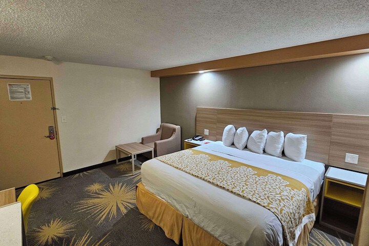 1 King Bed (14 of 14)