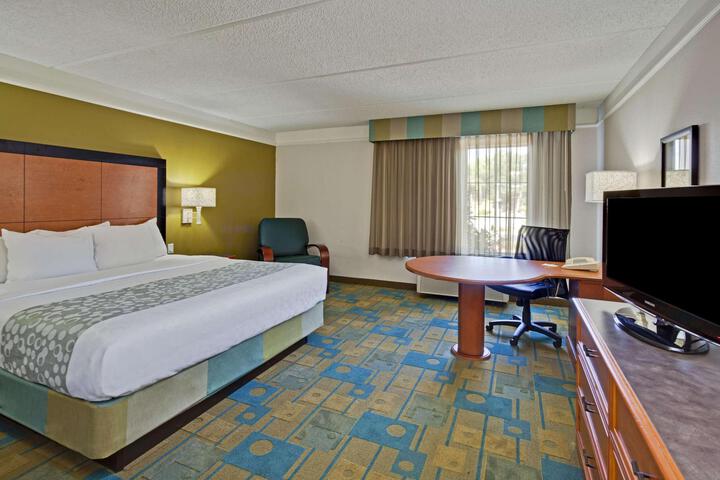 1 King Bed Deluxe Room (7 of 23)