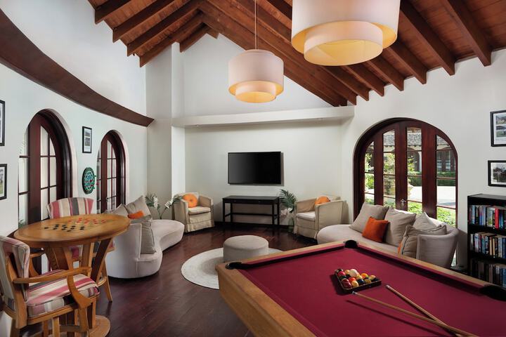 Lounge 22 of 33