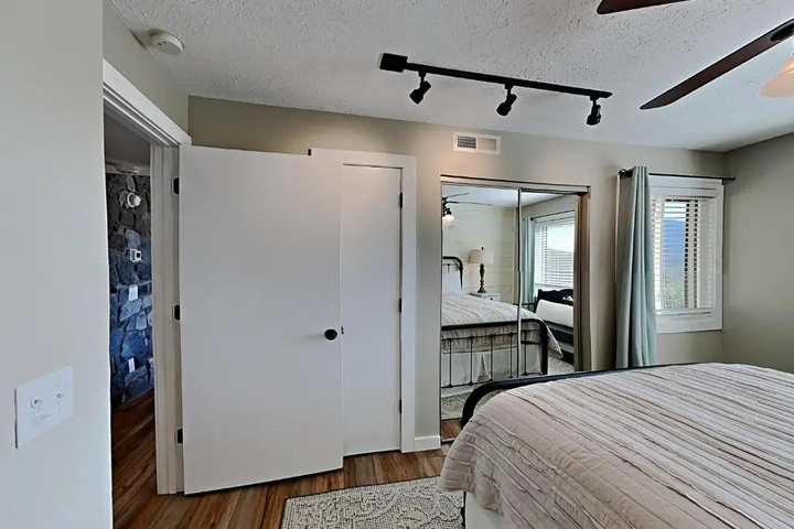 Room 5 of 18