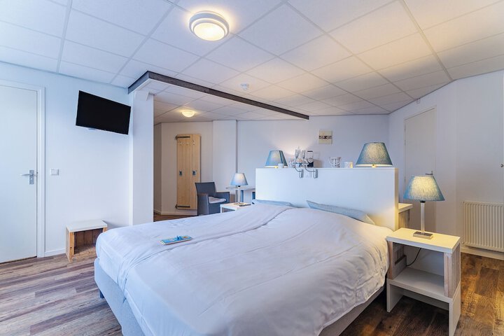 Room 44 of 144