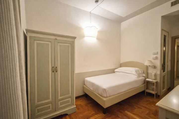 Room 17 of 144
