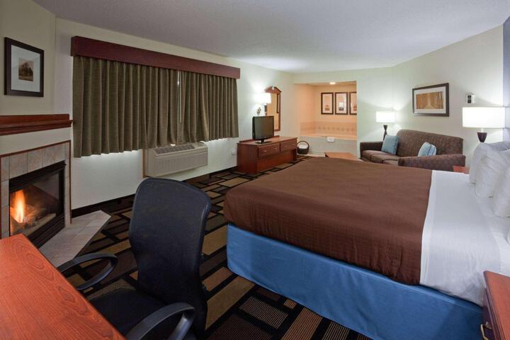 2 Queen Beds (6 of 7)