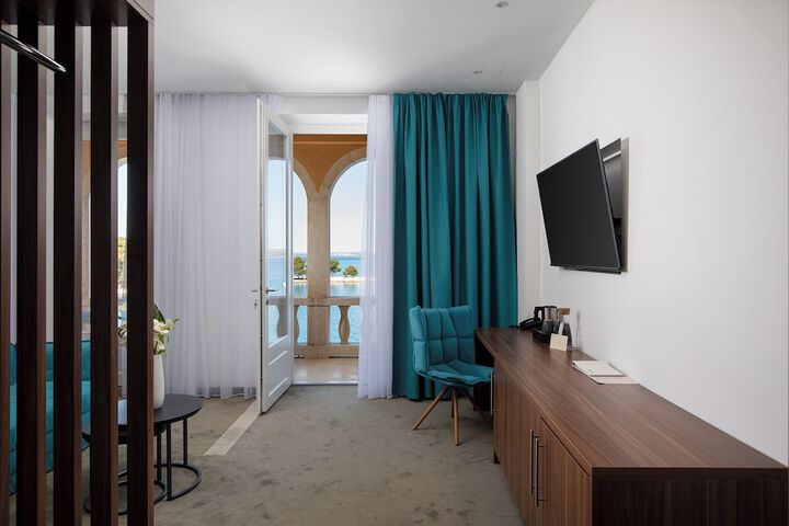 Room 41 of 83