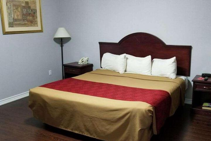 1 Queen Bed (8 of 11)