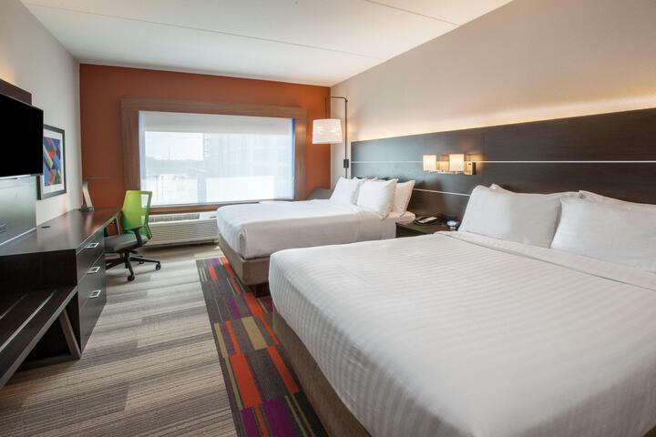 2 Queen Beds (2 of 6)