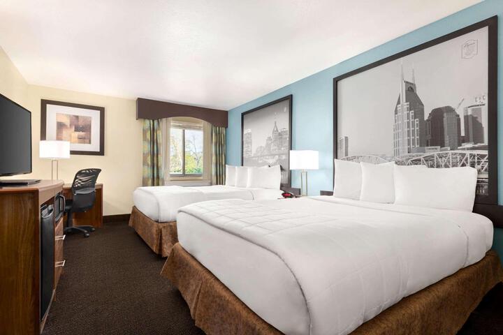 1 Queen Bed (3 of 6)