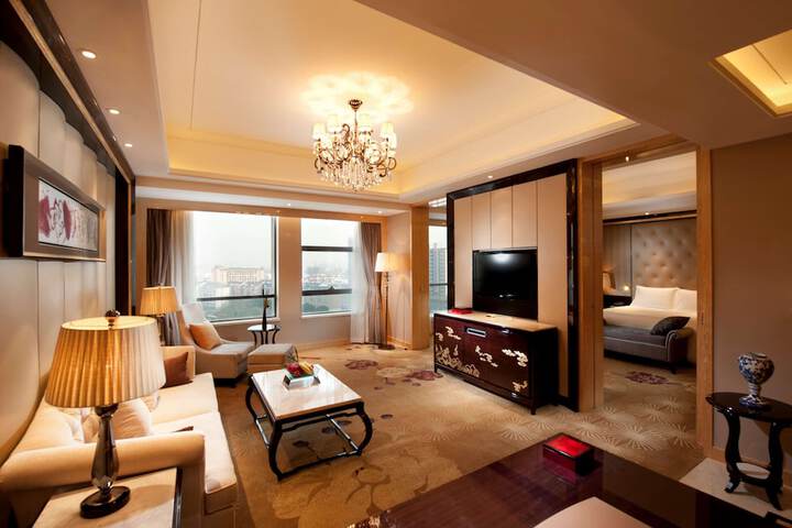 Room 13 of 103