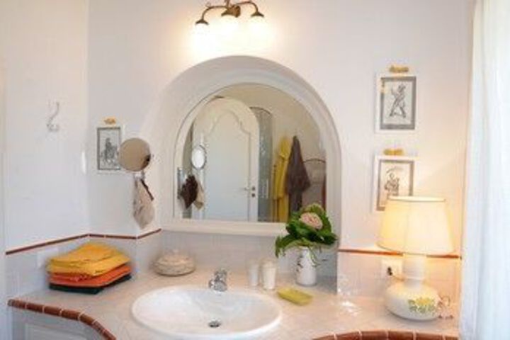 Room 4 of 32