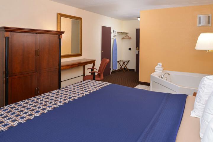 1 King Bed Balcony (2 of 10)