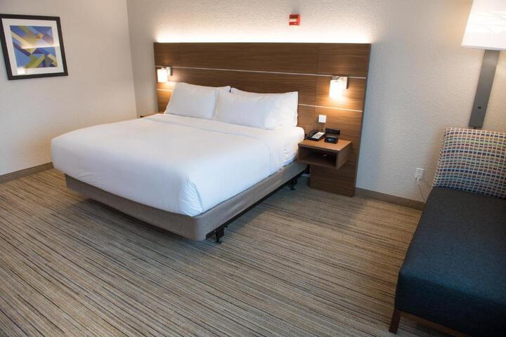 1 King Bed (2 of 15)