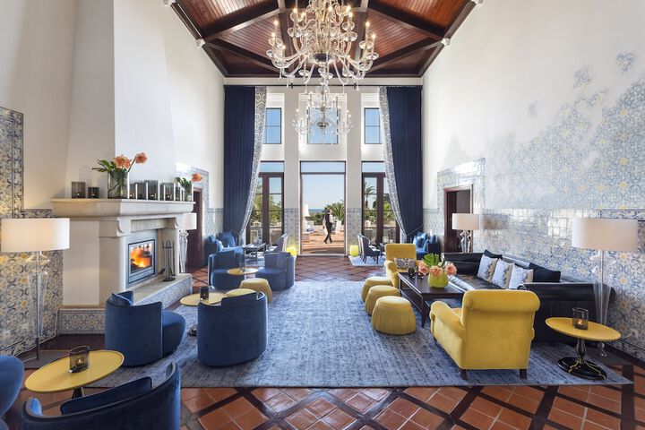 Lounge 207 of 244