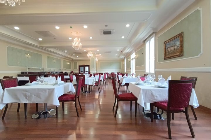 Dining 33 of 54