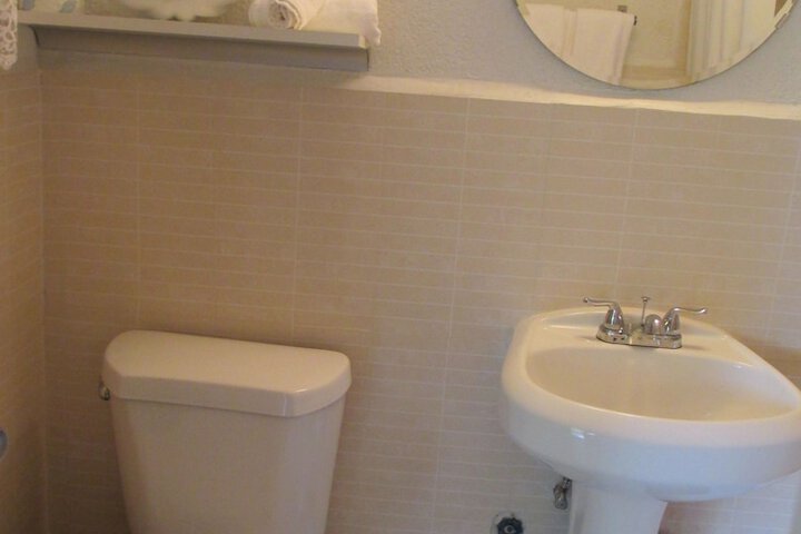 1 Queen Bed (11 of 11)