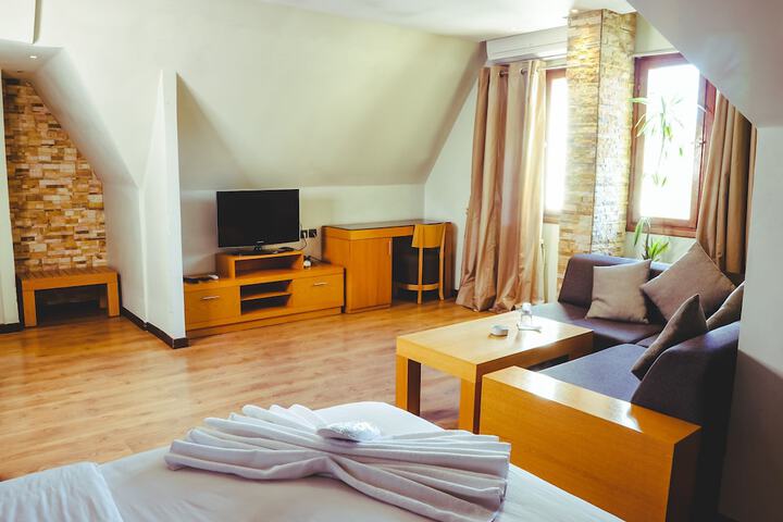 Room 9 of 18