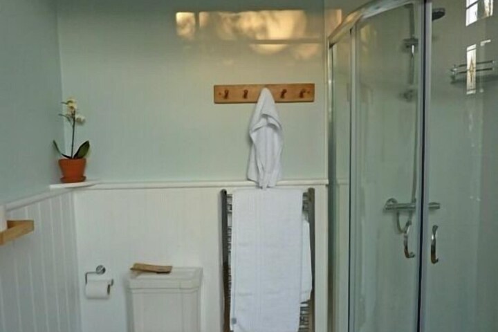 Room 5 of 8