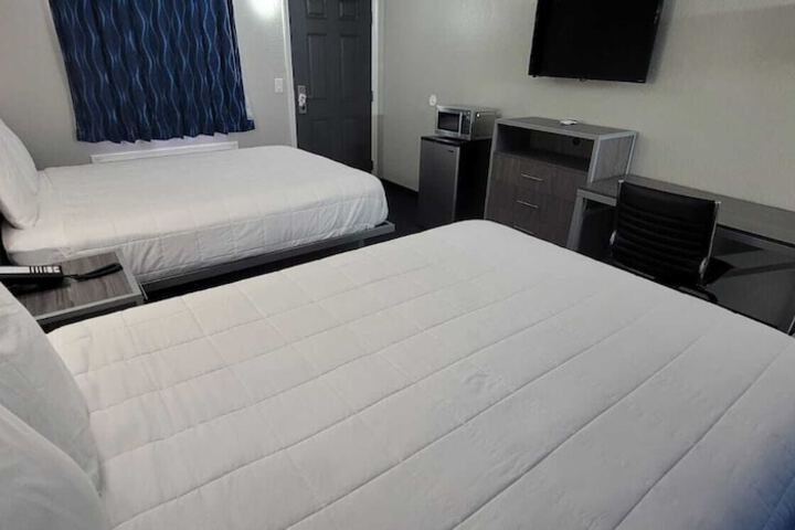 1 Queen Bed (3 of 9)