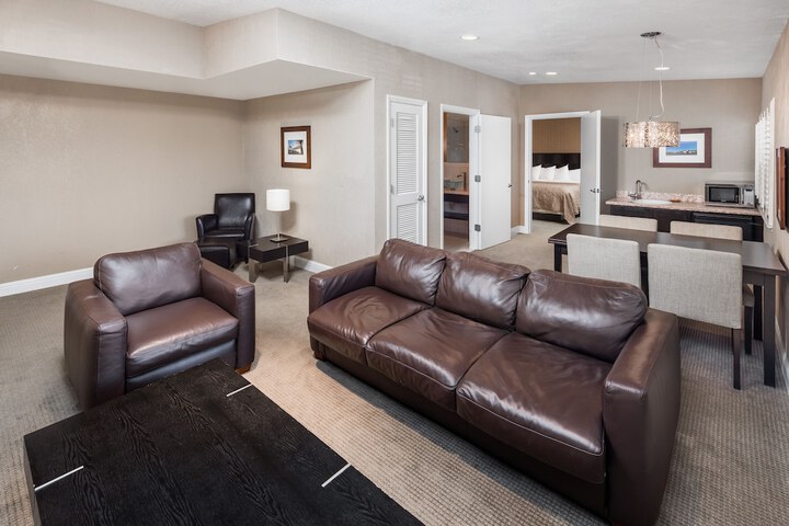 1 Bedroom Executive Suite King Bed (28 of 29)