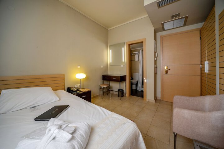 Room 27 of 166