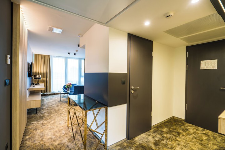 Room 5 of 62