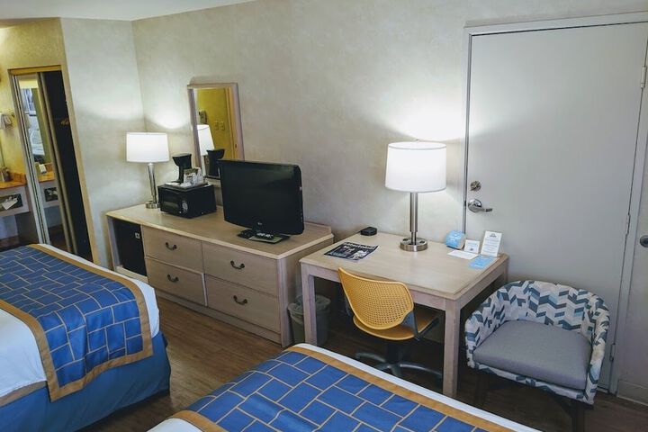 1 Queen Bed (13 of 14)