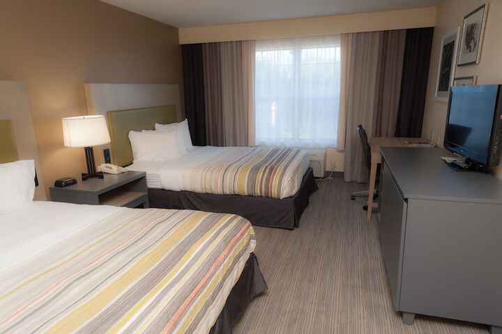 2 Queen Beds (2 of 7)