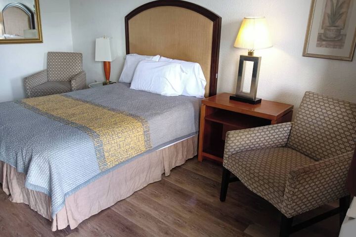 Deluxe Single Queen Bed (2 of 50)
