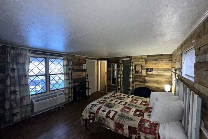1 Queen Bed (12 of 24)