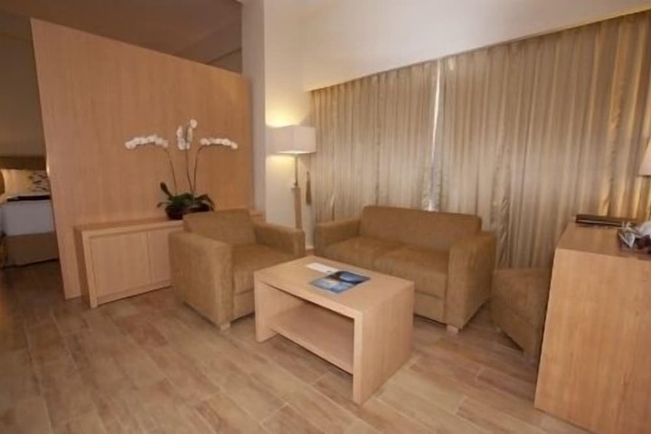 Room 15 of 32