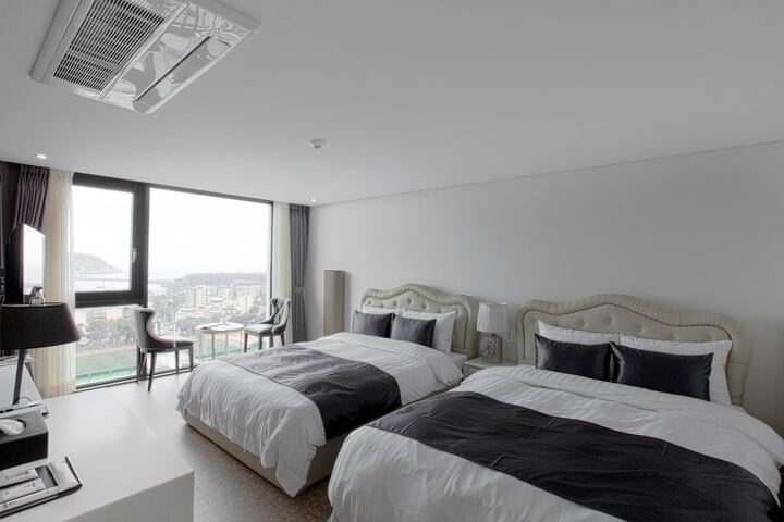 Room 9 of 34