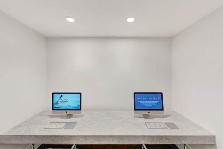 Business Center 41 of 44