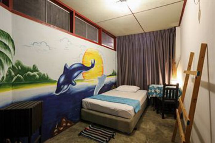 Room 6 of 11
