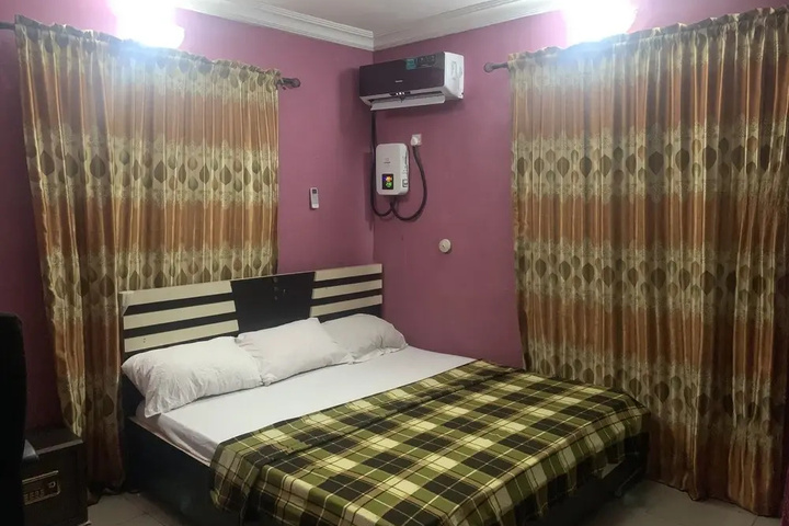 Room 5 of 12