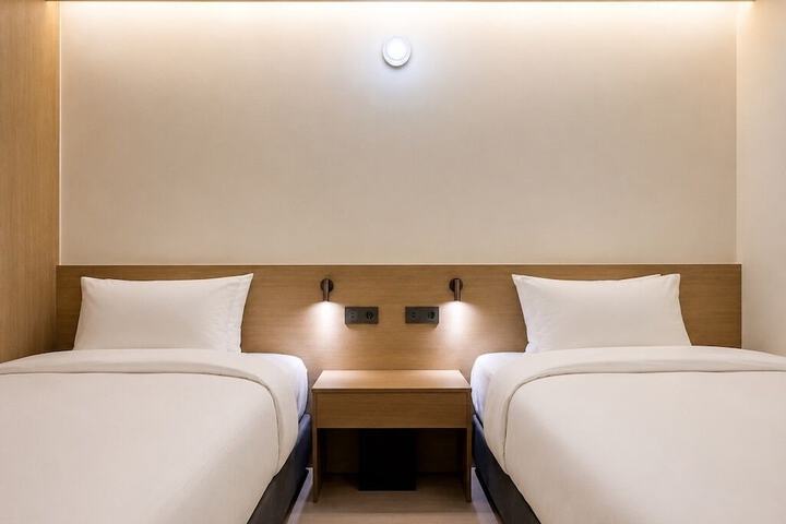 Room 6 of 16